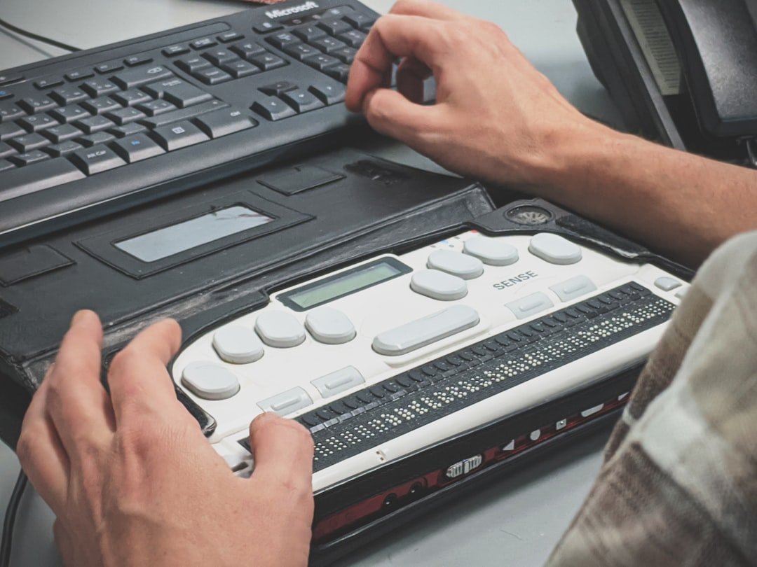 Blind computer user reading with a refreshable braille display